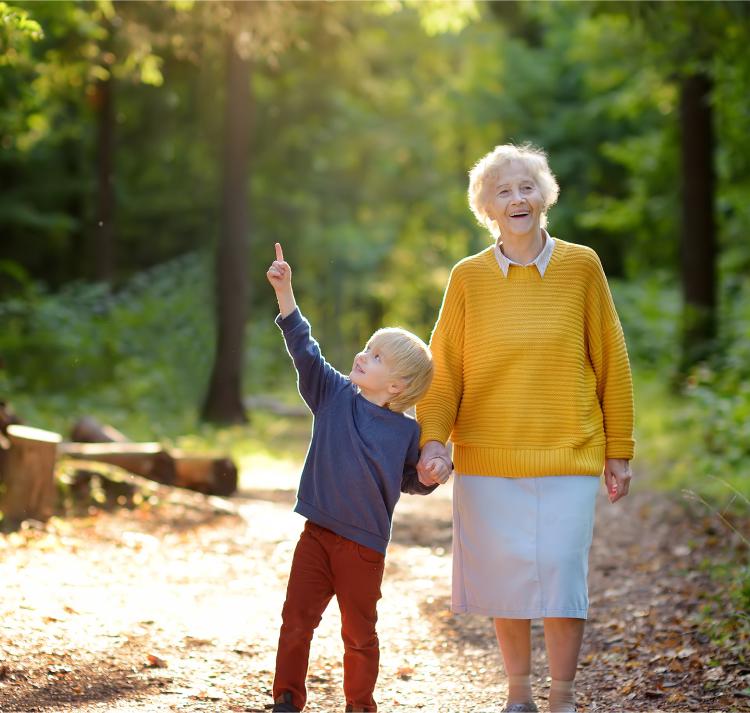Bestemor og barnebarn på tur i skogen