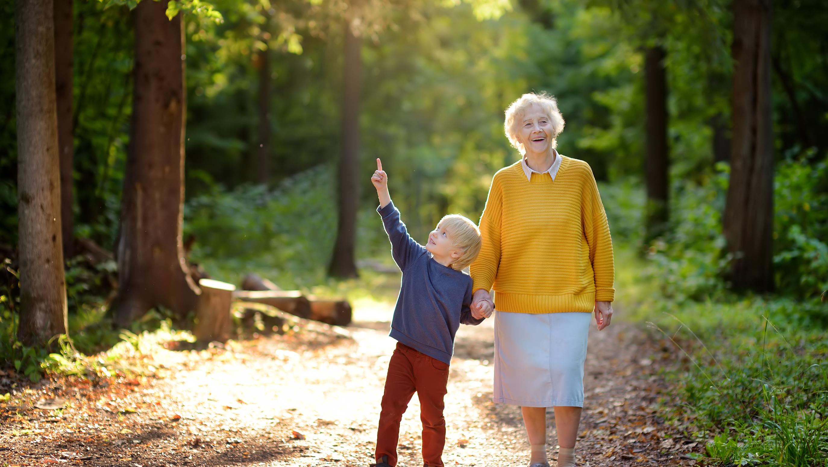 Bestemor og barnebarn på tur i skogen